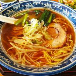 醤油らぁめん　※野菜サラダ＆お茶付き　※クーポンで５００円