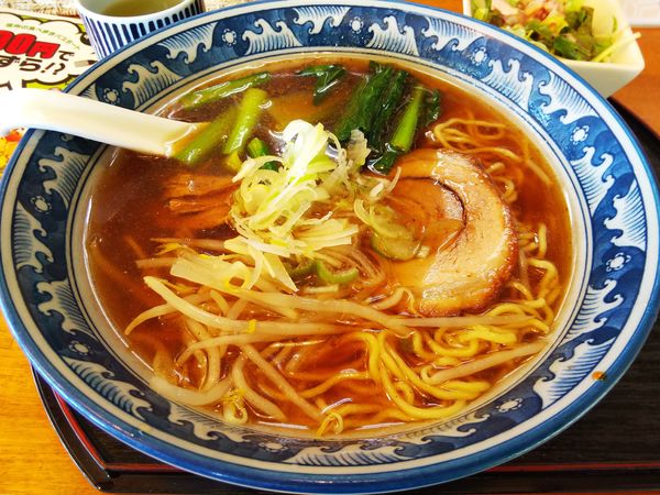「醤油らぁめん　※野菜サラダ＆お茶付き　※クーポンで５００円」@お食事処 しもさとの写真