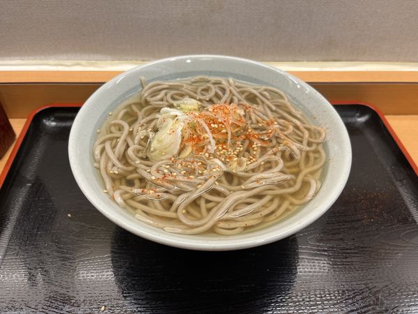 「かけそば(関西出汁)340円」@かのや 新宿西口店の写真