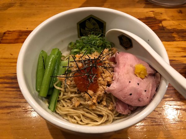 「イクラサーモン油そば」@真鯛らーめん 麺魚の写真
