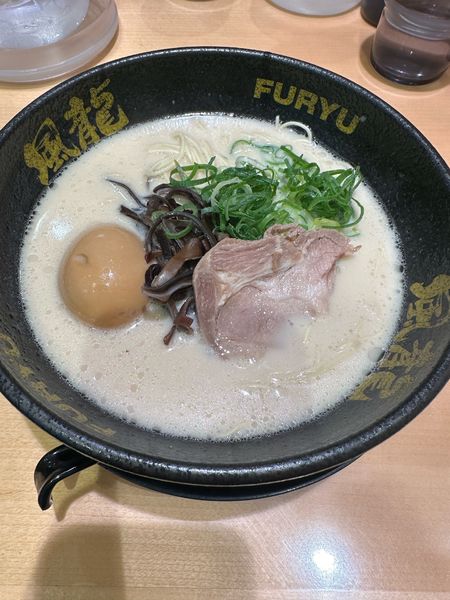 「半熟玉子とんこつラーメン」@とんこつラーメン博多風龍 秋葉原総本店の写真