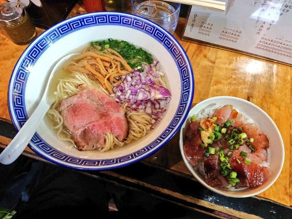 「寒ブリ昆布締め丼と鰤出汁と貝出汁そばの定食」@塩そば 桑ばらの写真