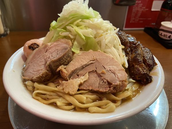 「ラーメン( ちぢれ かため ヤサイ多め )+パイカ」@ウチデノコヅチの写真