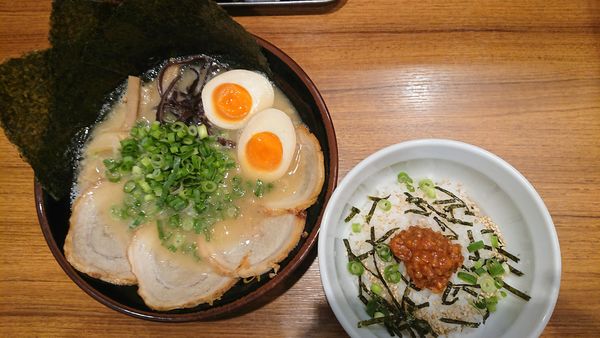 「とく選ラーメン+汁掛け飯」@博多とんこつラーメン わ蔵 御徒町店の写真