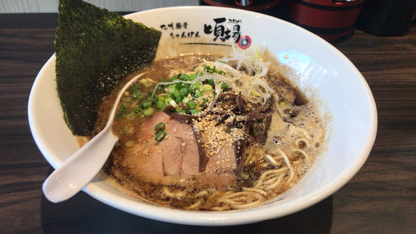 「黒鬼　〈 背脂増し 〉 ￥905」@小岩豚骨らーめん 頃場の写真