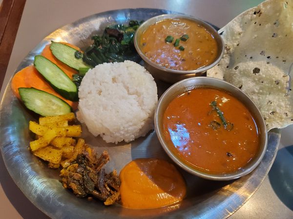 「ダルバトセット・中辛・ラッシー」@バスリ インドネパールレストランの写真