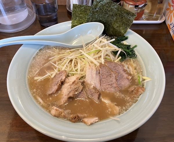 「ネギラーメン(+チャーシュー、麺半玉増量)」@ラーメンショップ椿 白山山島台店の写真
