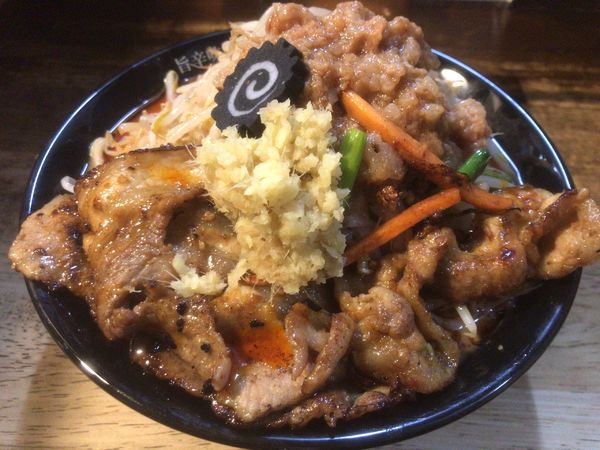 「らーめん 中(全部) 900円」@旨辛味噌らーめん ぼんずの写真