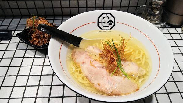 「うま味塩そば(中太手もみ麺)+乾燥エノキ」@81番の写真