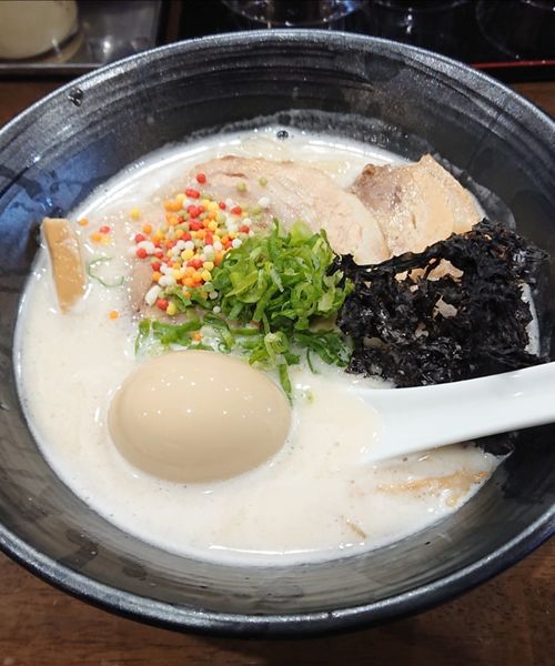 「特製豚骨  白」@自家製多加水極太麺 ISAMIの写真