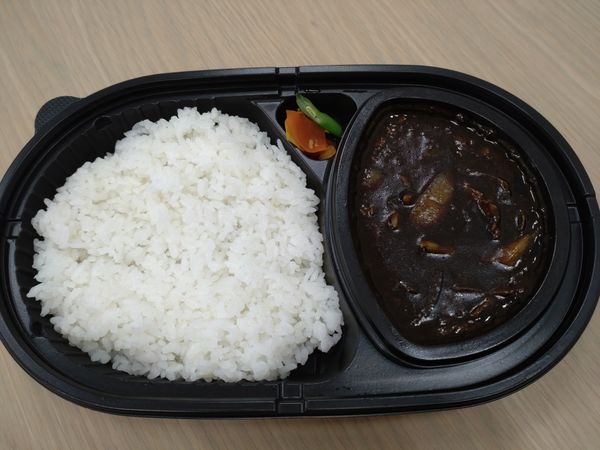 「松坂牛ブラックカレー弁当　２０００円（＋袋代：１１円）」@東洋軒 東京ステーションの写真