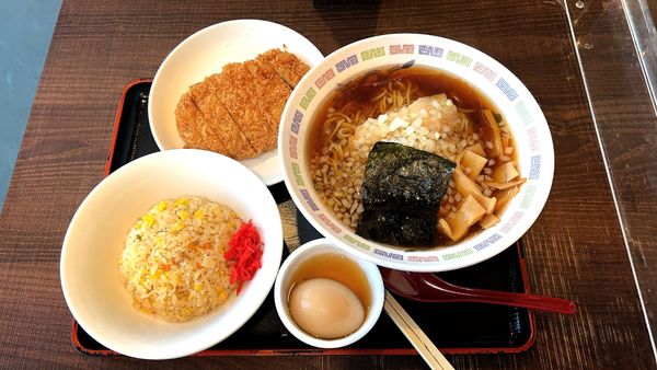 「八王子ラーメンミニチャーハンセット＋味付け玉子＋とんかつ」@麺や 石川の写真