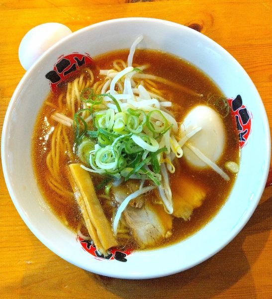 「煮たまごラーメン 890円+生たまご 60円」@徳島らーめん にし利の写真