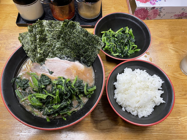 「のり・ほうれん草ラーメン＋ほうれん草トッピング＋∞ライス」@麺家 紫極の写真