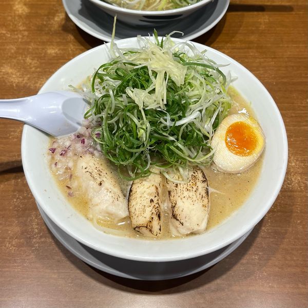 「鶏白湯　炙り鶏そば　ネギ」@丸源ラーメン 当知店の写真