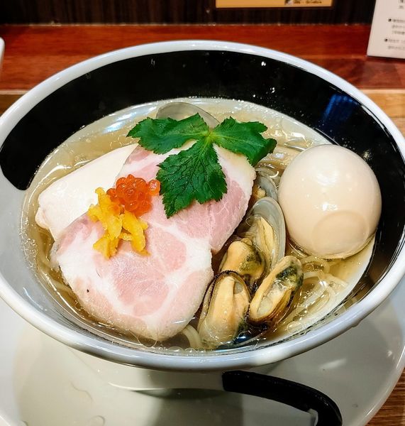 「貝とムール貝の汐そば､半熟味玉」@麺処しろくろの写真