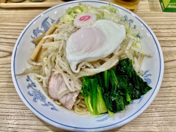 「サッポロ赤星＋賄い焼豚皿＋メンマ皿→油そば青菜もやし半熟玉子」@らーめん 高尾の写真