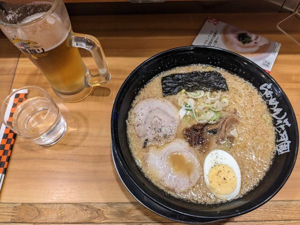 「嵐げんこつラーメン（大盛）＆生ビール」@らあめん花月嵐 所沢駅前店の写真