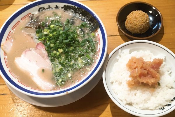 「ラーメン(やわ)+替玉(ハリガネ)+赤オニ+韓国風明太ごはん」@博多長浜らーめん 田中商店の写真