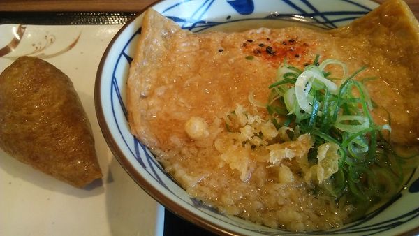 「きつねうどん（並） 510円＋いなり 130円」@丸亀製麺 オリナスモール店の写真
