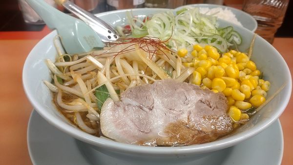 「熟成味噌もやしラーメン（薬味ネギLINEクーポン）+コーン」@ラーメン山岡家 熊谷店の写真