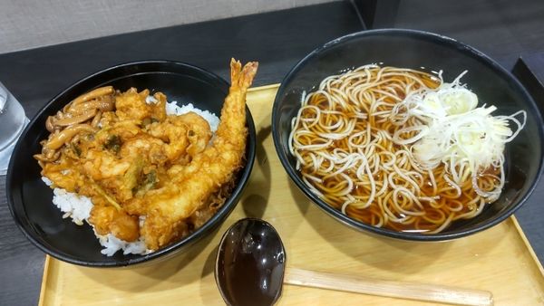 「芝海老かき揚げ海老天丼セット」@小諸そば 朝霞台店の写真