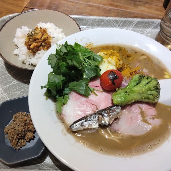 「煮干し出汁加哩セメントスパイスラーメン1300円他」@スパイスラーメン 点と線. 下北沢店の写真