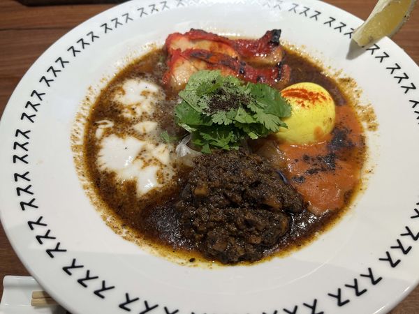 「スパイスらぁめん（ダイブ飯付）＋スパイスタマゴ：980円」@SPICE × RAMEN スススの写真