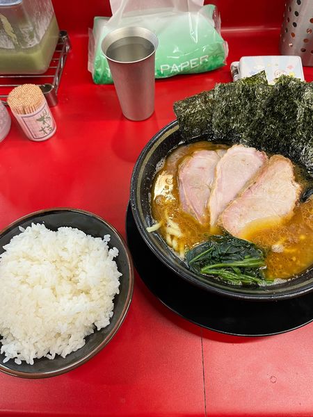 「チャーシュー3枚硬め濃いめ、大盛ライス」@IEKEI_TOKYO 王道家直系の写真