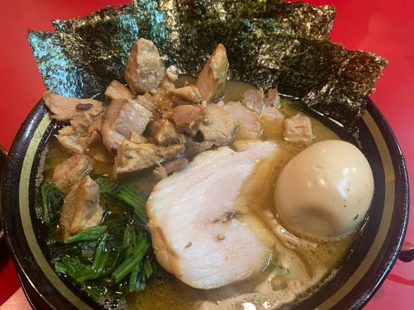 「チャーシューメン3枚＋刻み燻チャ＋味玉＋海苔＋バラ」@家系ラーメン 王道 神道家の写真