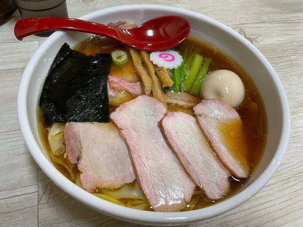 「焼豚ワンタン麺味玉入り」@とら食堂 松戸分店の写真