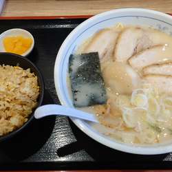 とんこつチャ―シュ―メン 770円+半チャーハン 290円