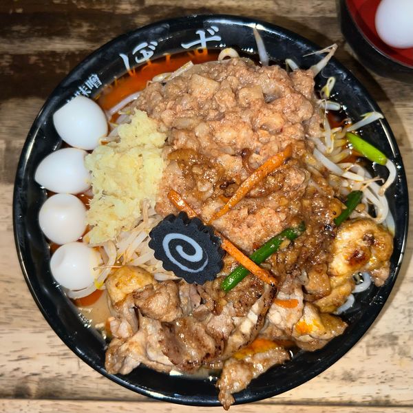 「・旨辛味噌らーめん中・ミソアブラマシマシ ・生卵 ・ウズラ ・コ」@旨辛味噌らーめん ぼんずの写真