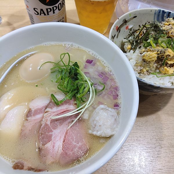 「特製鯛と貝の塩そば1250円、本日のご飯250円、缶ビール」@貝麺みかわの写真