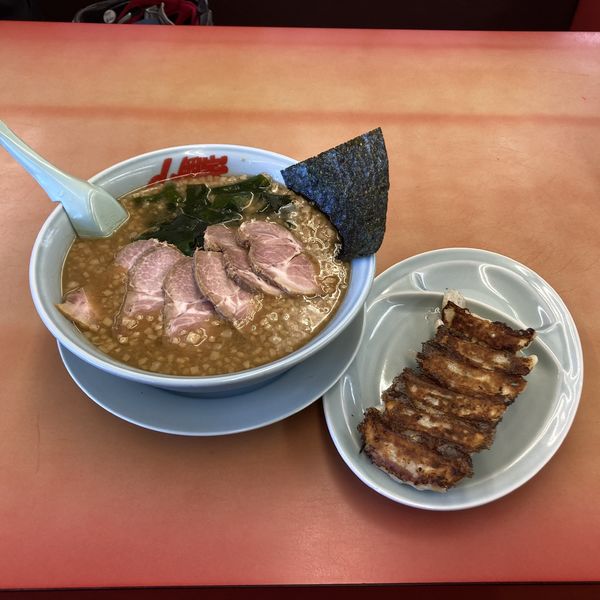 「プレミアム醤油とんこつラーメン」@ラーメン山岡家 豊橋下地店の写真
