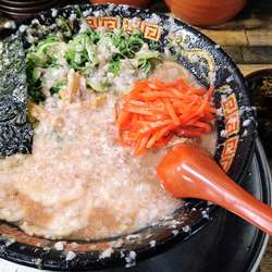 とんこつラーメン(麺硬め･こってり･ねぎ多め)