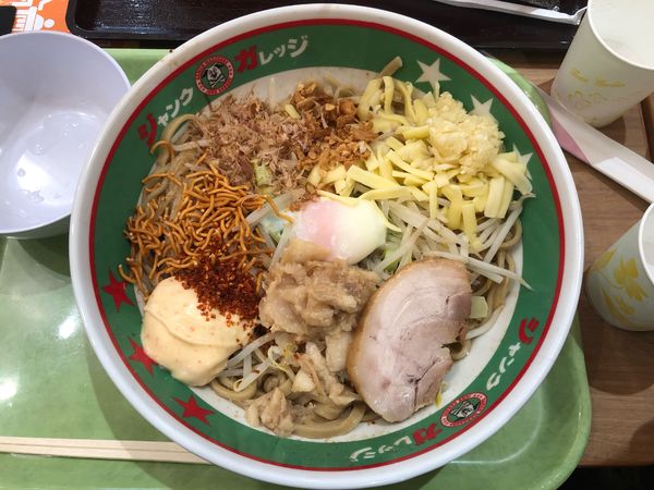 「まぜそば（大）全増し（950円）」@ジャンクガレッジ イオンレイクタウンmori店の写真