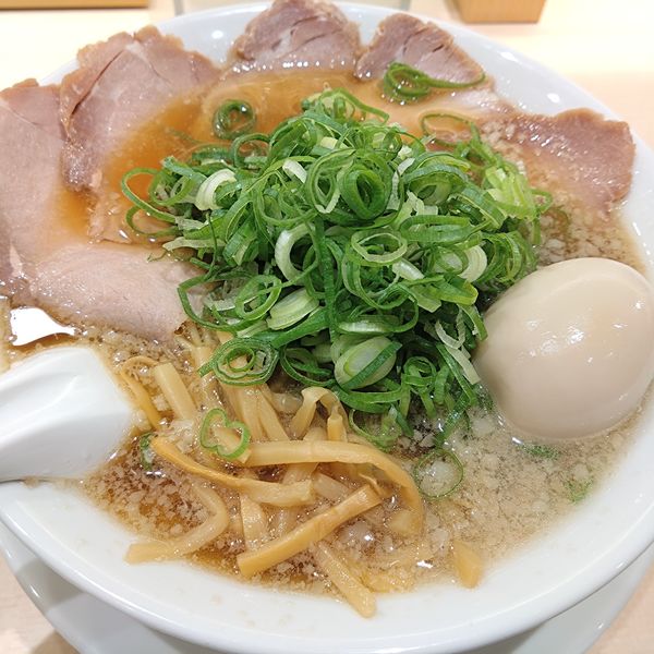 「特製醤油ラーメン1080円、チャーシューご飯300円、ビール」@京都ラーメン森井 千歳烏山店の写真