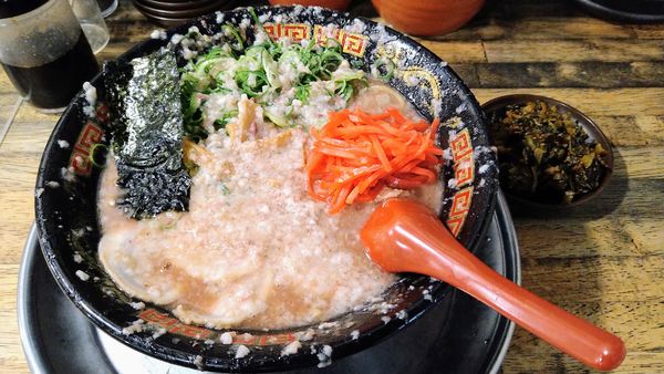 「とんこつラーメン(麺硬め･こってり･ねぎ多め)」@無鉄砲 東京中野店の写真