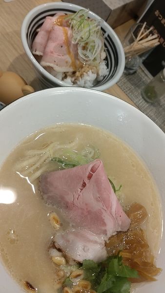 「フロマージュ塩らーめん（1100円税込）+ぐんま麦豚のチャー」@塩らーめん 小粋の写真