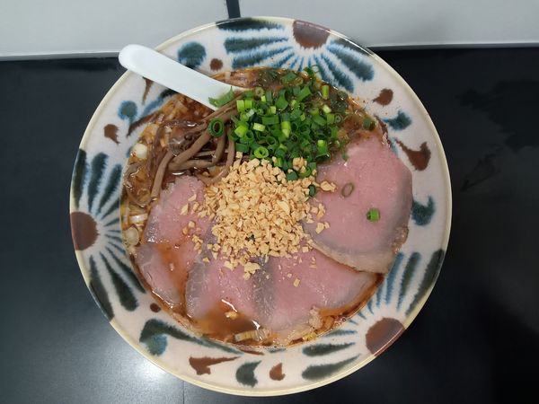 「旨辛牛肉麺ローストビーフ増し（ちょい辛）」@自家製麺SHINの写真