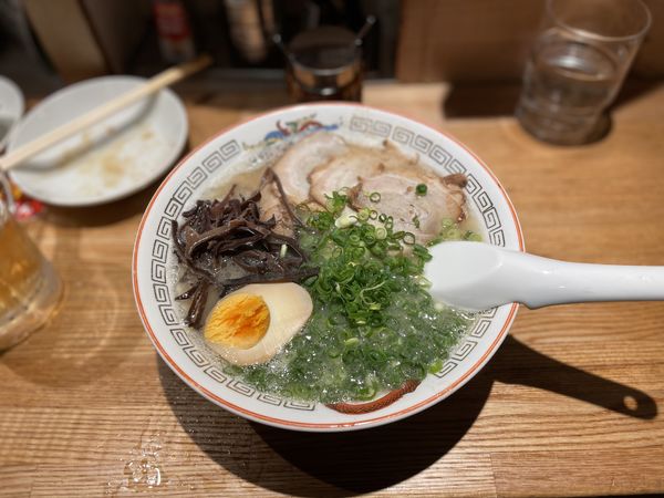 「特製ラーメン ¥1100 替玉 ¥140」@博多ラーメン でぶちゃん 高田馬場本店の写真