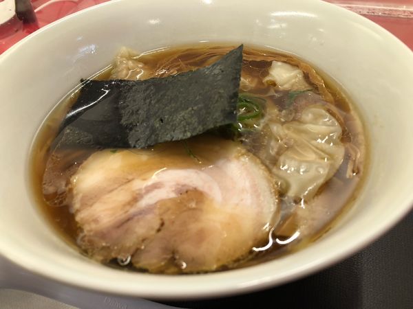 「醤油らぁーめんワンタン」@支那そばや 本店の写真