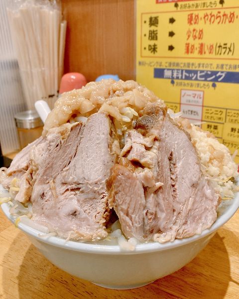 「子ブタW(ブタ3枚) 全マシマシ」@自家製麺 毘舎利の写真