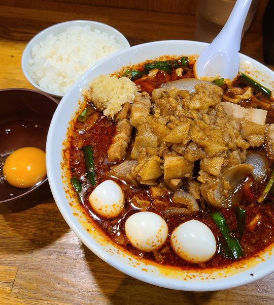 「辛いスタ満ソバ+小ライス+まさお+生玉子」@元祖スタミナ満点らーめんすず鬼 赤坂店の写真