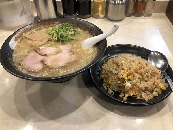 「味噌ラーメン 半チャーハン」@博多川端どさんこ 博多デイトス店の写真