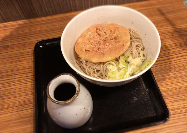 「【冷】紅生姜天そば(610円)」@立ち喰いそば処 はまなすの写真