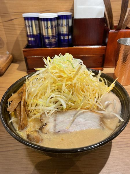 「ネギ味噌ラーメン＋味玉」@いと井 東京ラーメン横丁店の写真