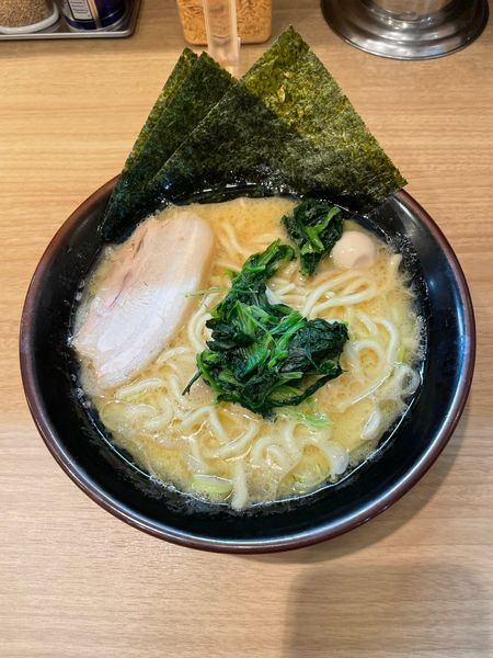 「濃厚豚骨ラーメン醤油(750円)」@横浜家系ラーメン 鶴見家 鶴見西口店の写真