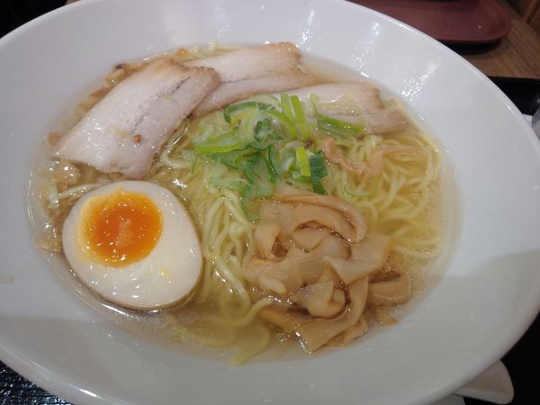 「中華そば塩　６４７円」@東京餃子軒 千住ミルディス店の写真